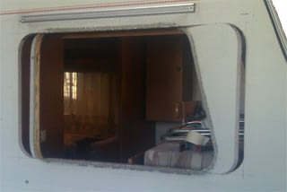 Modificación del hueco de una ventana en una caravana