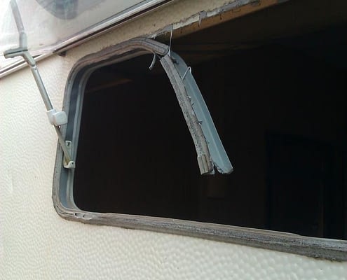 Sustitución gomas en ventana caravana